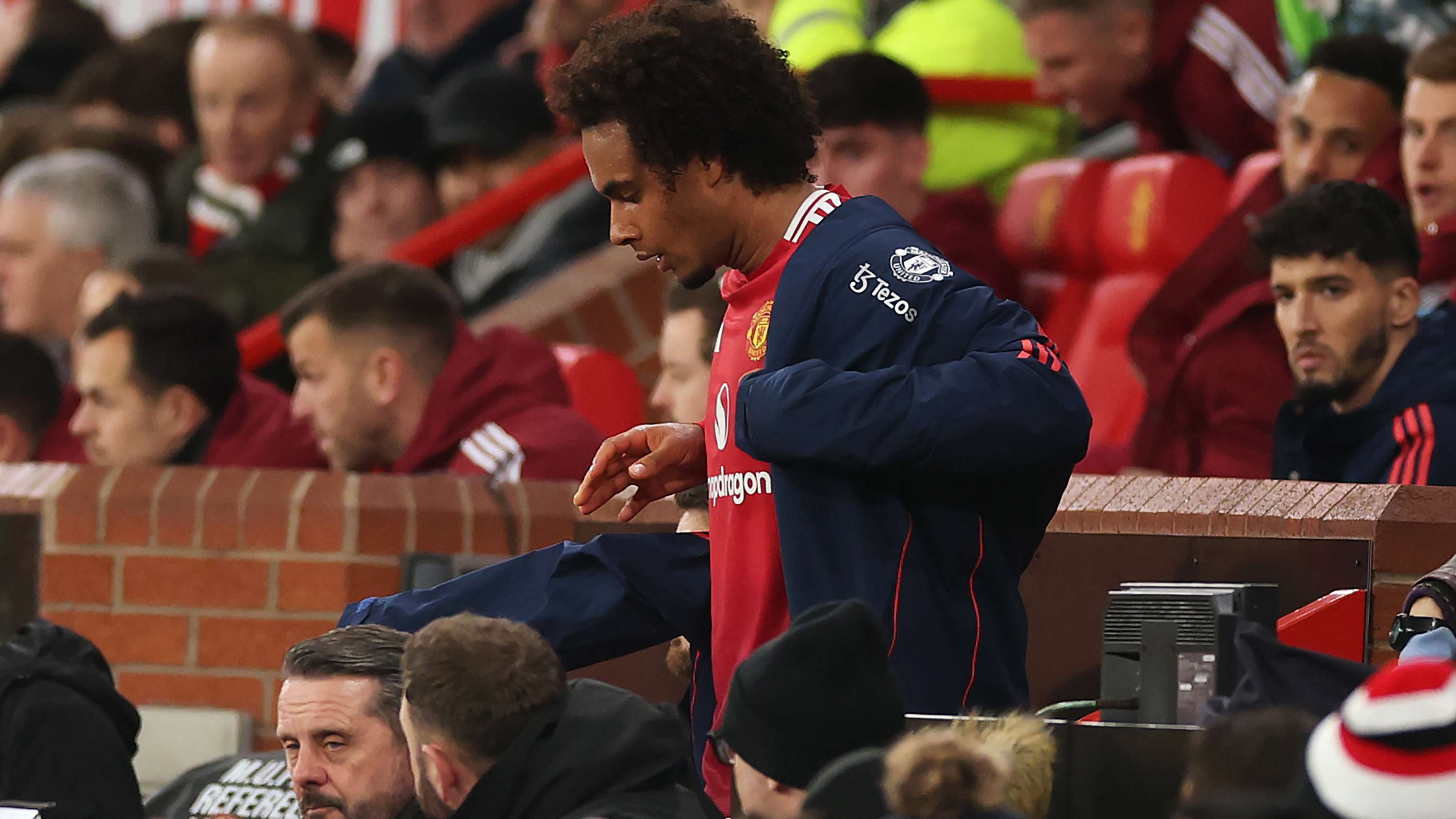 也突顯了他 也突顯了他